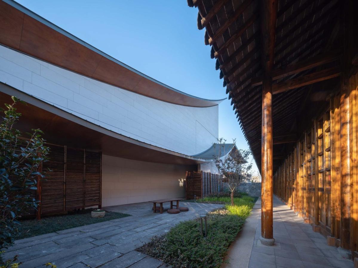 16_謇里小鎮(zhèn)展覽館_北側(cè)雙層屋檐，與老建筑的兩層屋檐分別呼應(yīng)_?此間建筑攝影_(1).jpg